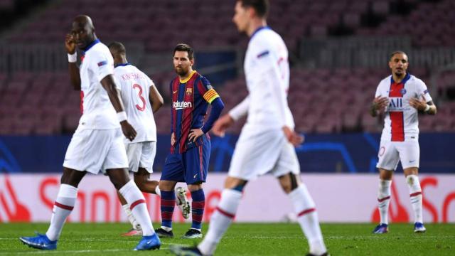 Leo Messi, lamentando la derrota contra el PSG | EFE