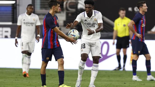 Pedri, en un lance con Tchouameni durante el clásico de Las Vegas / REDES