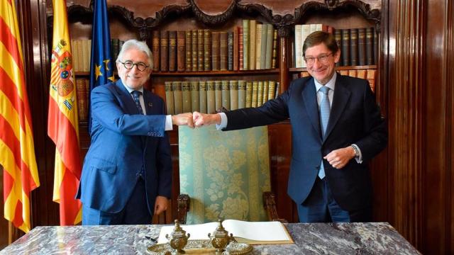 El presidente de Foment del Treball, Josep Sánchez Llibre (i), junto al dirigente de Caixabank, José Ignacio Goirigolzarri (d) en la visita a la patronal de este lunes / FOMENT