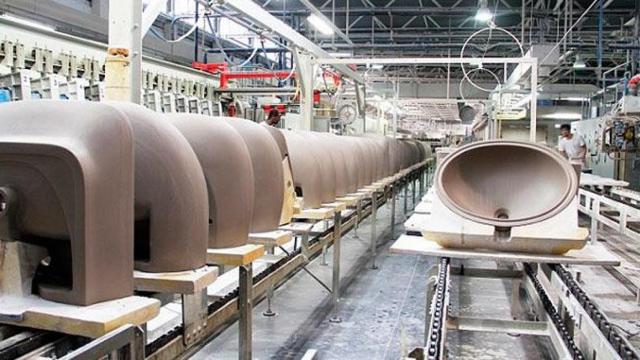 Interior de una fábrica de porcelana para baños Roca / EFE