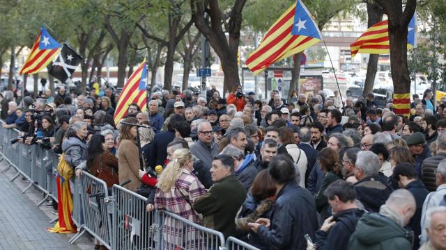 Concentración de apoyo a Clara Ponsatí en la Ciudad de la Justicia tras su detención / EFE
