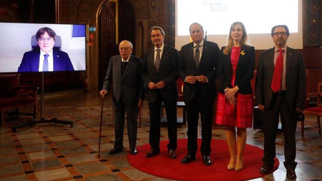 Los expresidentes de la Generalitat Carles Puigdemont, Jordi Pujol, Artur Mas, y Quim Torra junto a la consejera de Acción Exterior, Victòria Alsina, y el rector de la Universidad de Barcelona, Joan Guàrdia / EFE