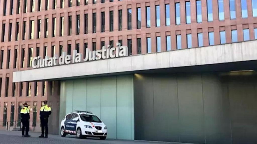 Una patrulla de Mossos ante la Ciudad de la Justicia de Barcelona / EUROPA PRESS