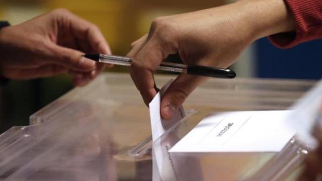 Una persona vota en una urna en las elecciones generales del 28A / EFE