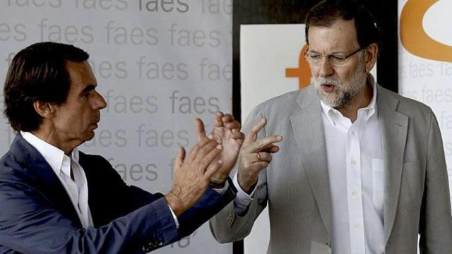 José María Aznar (i) y Mariano Rajoy (d) en una imagen de archivo en la fundación FAES / EFE