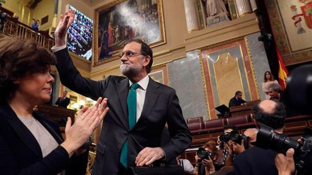 Mariano Rajoy saluda a los diputados del PP a su llegada al Congreso para debatir la moción de censura contra él / EFE