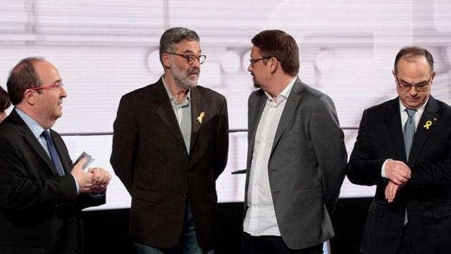 El cabeza de lista de la CUP, Carles Riera; el de Catalunya en Comú-Podem, Xavier Domènech; y el número cuatro de Junts per Catalunya, Jordi Turull, en el debate de TV3 / EFE
