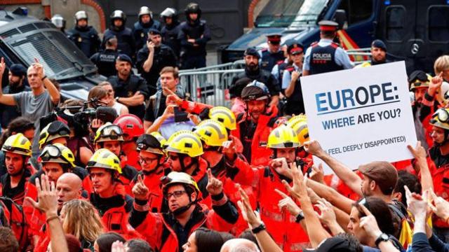 Bomberos de la Generalitat en una manifestación proindependencia en Cataluña / CG