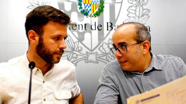 El primer teniente de alcalde y alcalde accidental de Badalona, Oriol Lladó (d), y el tercer teniente de alcalde, José Téllez (i) / EFE