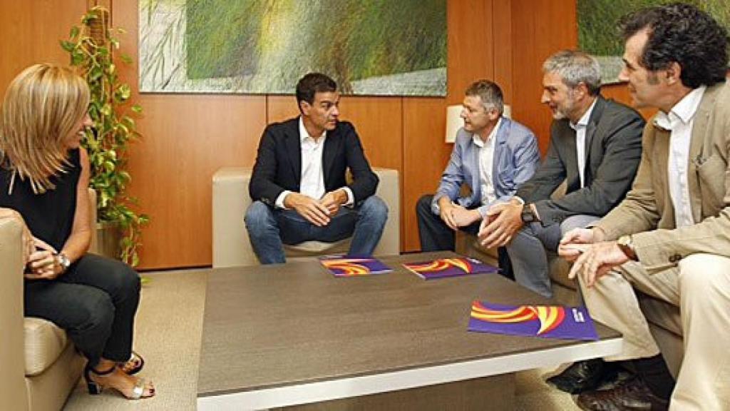 El secretario general del PSOE, Pedro Sánchez, y la responsable de Relaciones Internacionales del partido, Carme Chacón, se reúnen con el presidente de SCC, Josep Ramon Bosch; el vicepresidente primero, Joaquim Coll, y el vocal Álex Ramos