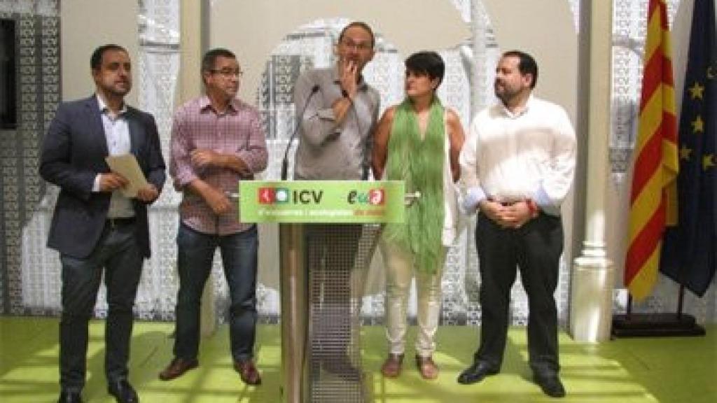 Los representates de ICV-EUiA y Avancem, con Joan Herrera al frente, en rueda de prensa este jueves