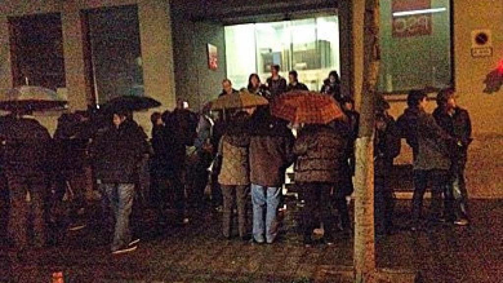 Los medios atienden a los miembros de Avancem a las puertas de la sede central del PSC