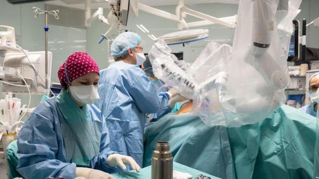Una intervención quirúrgica en el Hospital Clínic Barcelona / EP