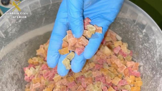 Golosinas de marihuana fabricadas por una organización criminal en un laboratorio clandestino del centro de Barcelona / GUARDIA CIVIL