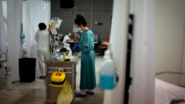 Personal sanitario atienden a pacientes infectados con coronavirus en la UCI del Hospital de la Santa Creu i Sant Pau de Barcelona / EP