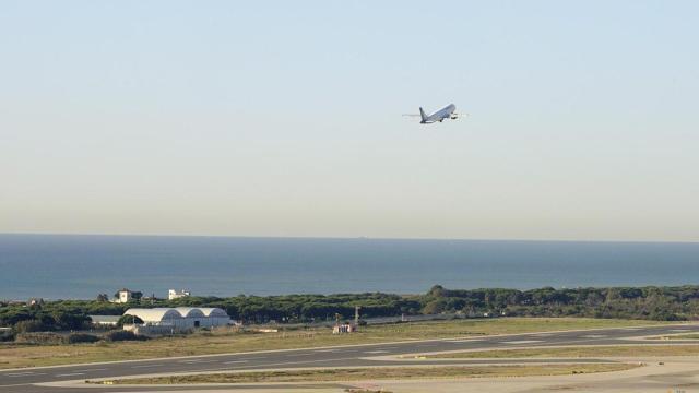 Panorámica de los espacios naturales y agrícolas cercanos al aeropuerto de El Prat. En la imagen, un avión despegando / EUROPA PRESS