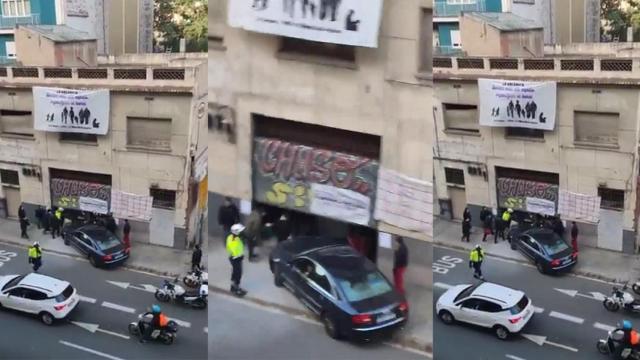 El coche, empotrado contra el local ocupado de la calle Aragó de Barcelona /