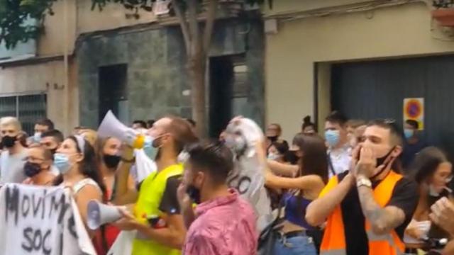Vecinos contra los okupas, como pasó en Gelida este viernes, donde el robo de una chocolatina provocó una guerra / POLITEIA