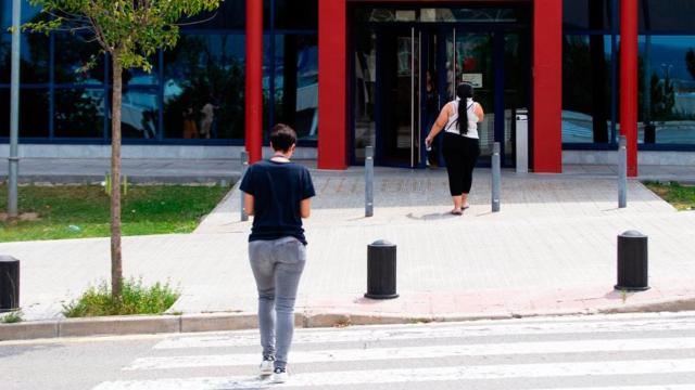 Imagen de una mujer entrando en la comisaría de los Mossos d'Esquadra de Manresa (Barcelona) / CG
