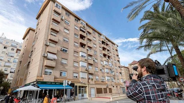 Vista del edificio de la calle Huerto Manu de Murcia, desde donde una mujer de 37 años se ha tirado desde un sexto piso con su hijo de 4 años en brazos / EFE