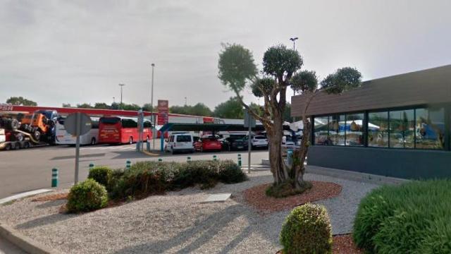 Área de servicio Empordà Sud, en la AP-7, Área de Servicio, como a las que acudía un grupo criminal,  de noche, para saquear las cargas de los camiones / EP