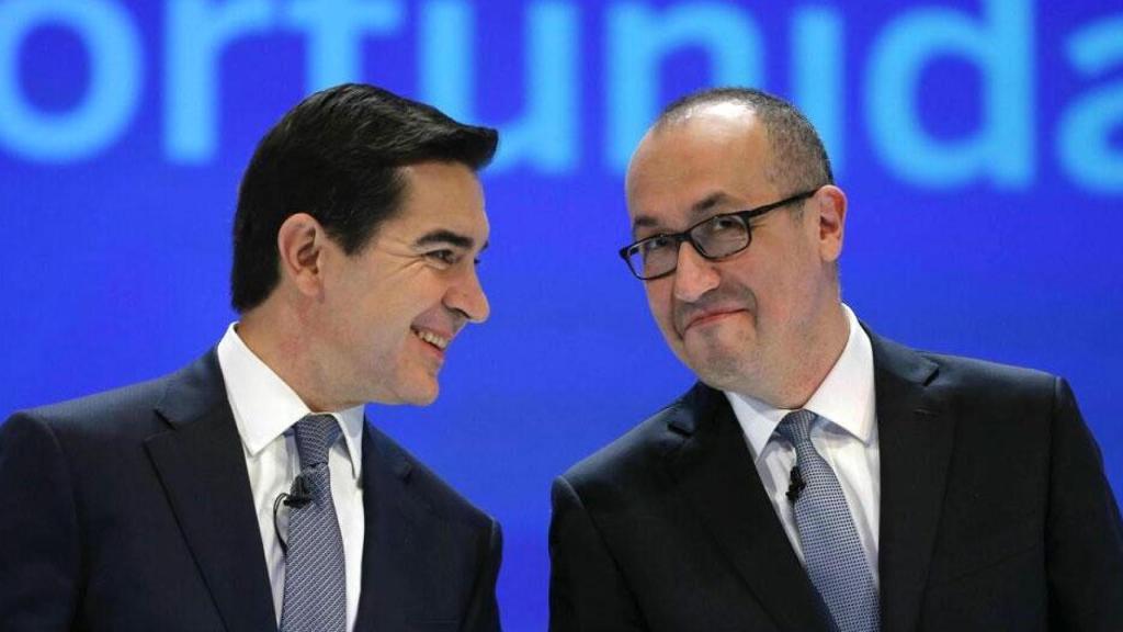 El presidente de BBVA, Carlos Torres (i), junto al consejero delegado de la entidad, Onur Genç (d) / EFE