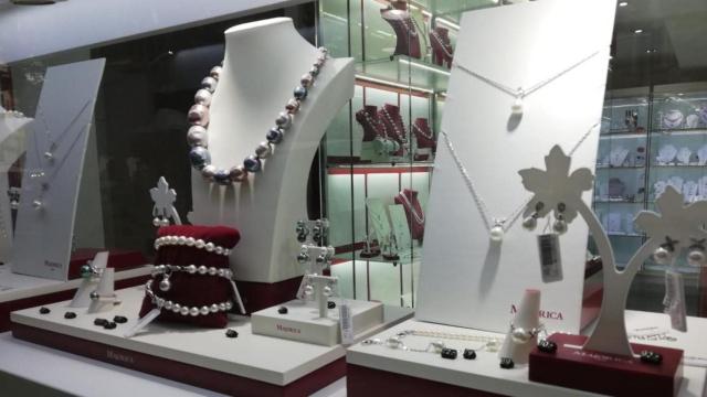 Productos de Majorica expuestos en el escaparate de una tienda en Palma / EP