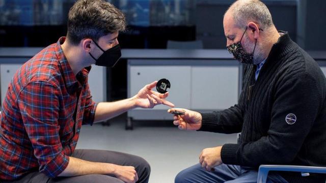 Daniel Prades y Ángel Diéguez, investigadores de la UB que han liderado el proyecto de un microscopio de bolsillo de alta resolución / EP