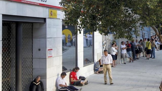 Colas y personas esperando en una oficina de Empleo / EFE