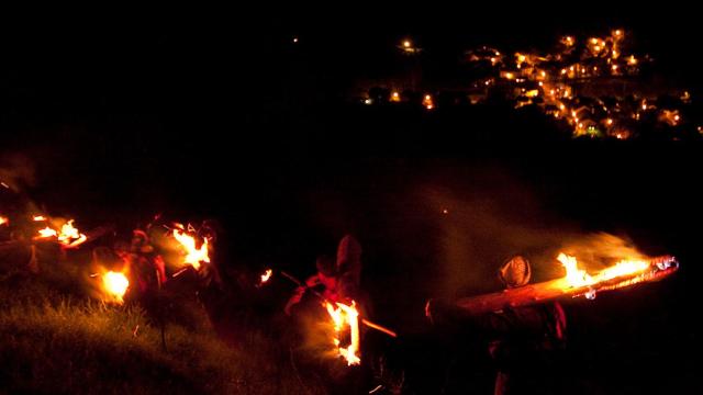Bajada de las fallas en Isil (Alt Aneu, Lleida) en San Juan / CEDIDA