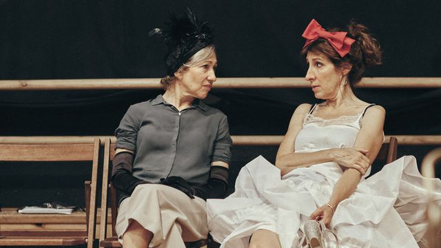 Carme Pla y Marta Pérez, T de Teatre, en un ensayo / MARC SIRISI