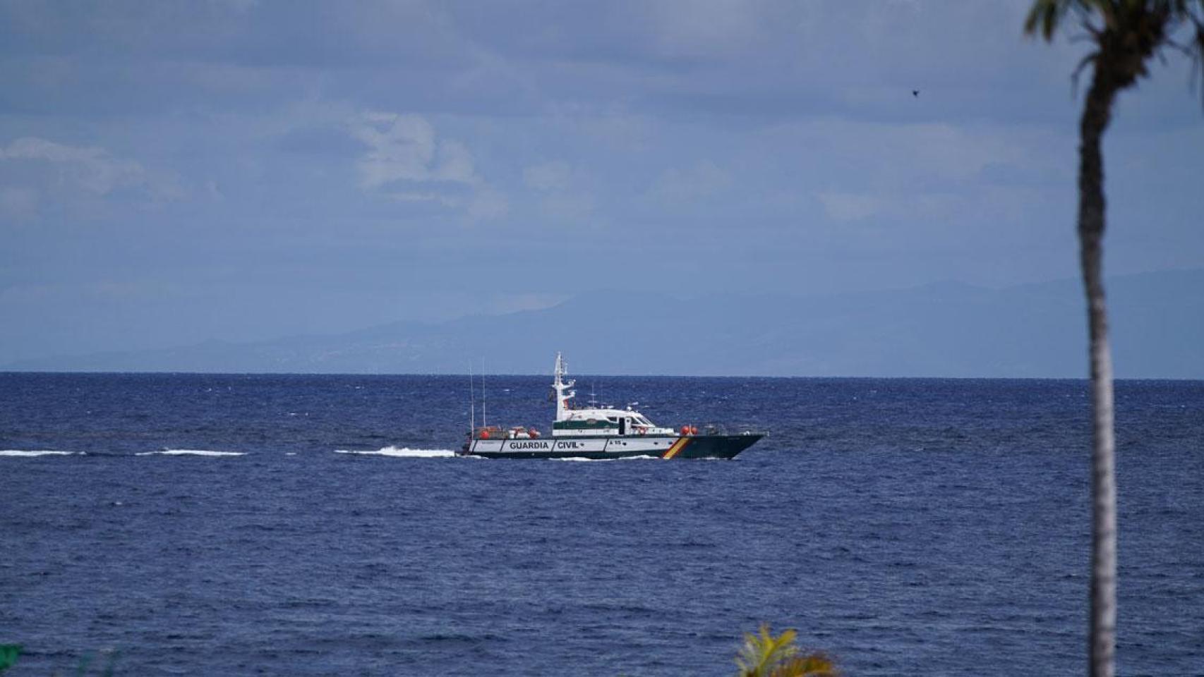 Embarcación de la Guardia Civil durante las labores de búsqueda del padre y las niñas de Tenerife /EP