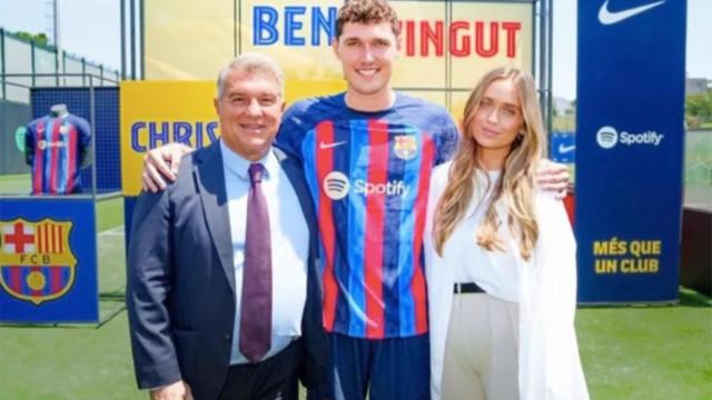 Katrine Friis, junto a Christensen y Laporta en la presentación del futbolista / FCB