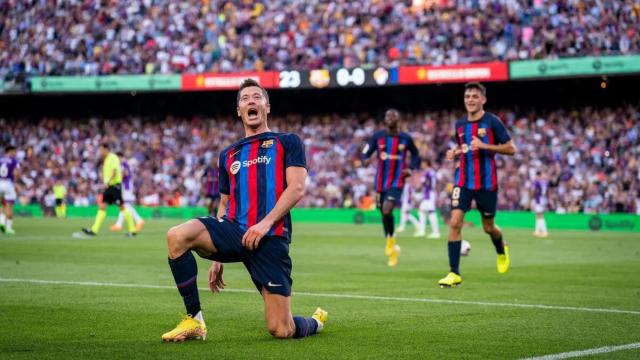 Lewandowski, eufórico, celebra su primer gol al Valladolid en un Camp Nou casi lleno / FCB