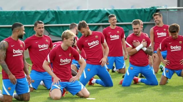 El primer equipo del Barça se entrena bajo las órdenes de Ronald Koeman / FCB