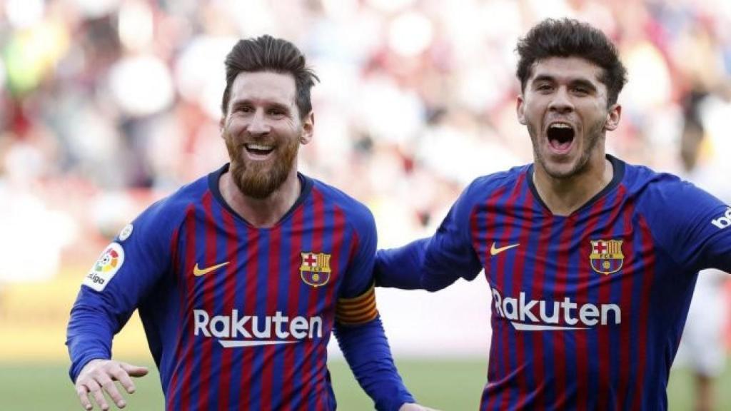 Leo Messi celebrando un gol con Carles Aleñá en Sevilla