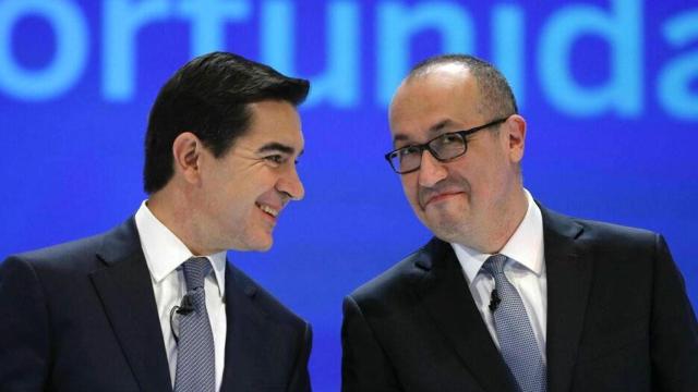 El presidente de BBVA, Carlos Torres (i), junto al consejero delegado de la entidad, Onur Genç (d) / EFE