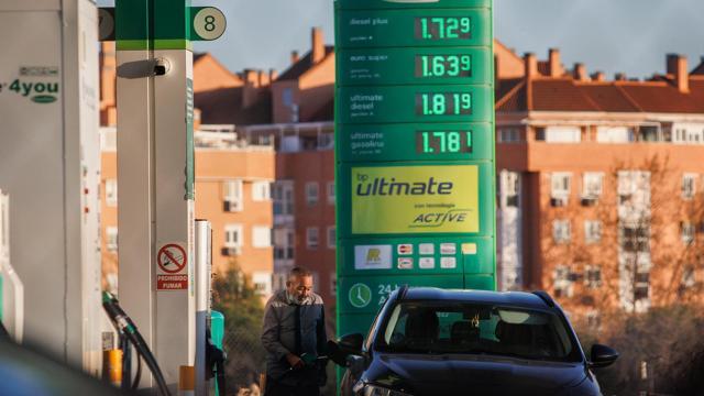 Un hombre repostando en una gasolinera / ALEJANDRO MARTÍNEZ VÉLEZ - EUROPA PRESS