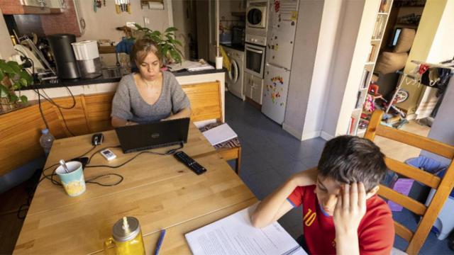 Un mujer teletrabaja mientras su hijo estudia / EUROPA PRESS