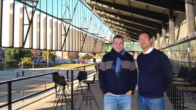 Miquel Martí (i), consejero delegado de Barcelona Tech City junto al responsable del 'hub' de videojuegos Peninsula, Simon Lee (d) / BTC