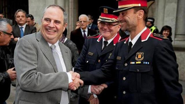 El efímero alcalde de Girona, Albert Ballesta, saluda a un mando de los Mossos d'Esquadra