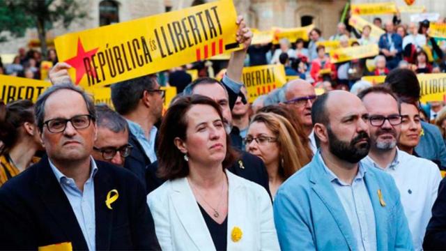 La presidenta de la ANC, Elisenda Paluzie, y el vicepresidente de Òmnium, Marcel Mauri, junto al presidente de la Generalitat, Quim Torra. Imagen del artículo 'Crece la ciénaga' / EFE