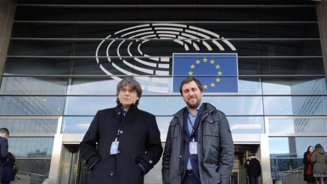 Carles Puigdemont y Toni Comín en la puerta del Parlamento Europeo / TWITTER