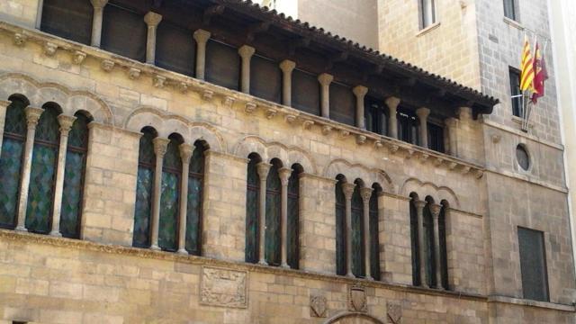 Fachada del Ayuntamiento de Lleida con las banderas colgadas / AJ. LLEIDA