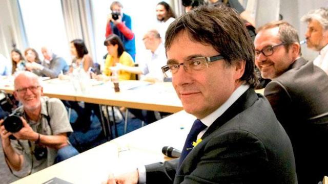 Carles Puigdemont, que afronta su extradición, durante una reunión en Berlín / EFE