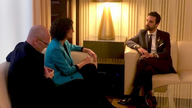 Roger Torrent, el nuevo presidente del Parlament, con los dirigentes de ERC Marta Rovira y Raül Romeva / CG