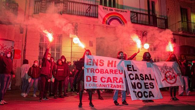 Imagen de una protesta de los okupas del Casal Tres Lliris de Gràcia. Okupación en Barcelona / TWITTER