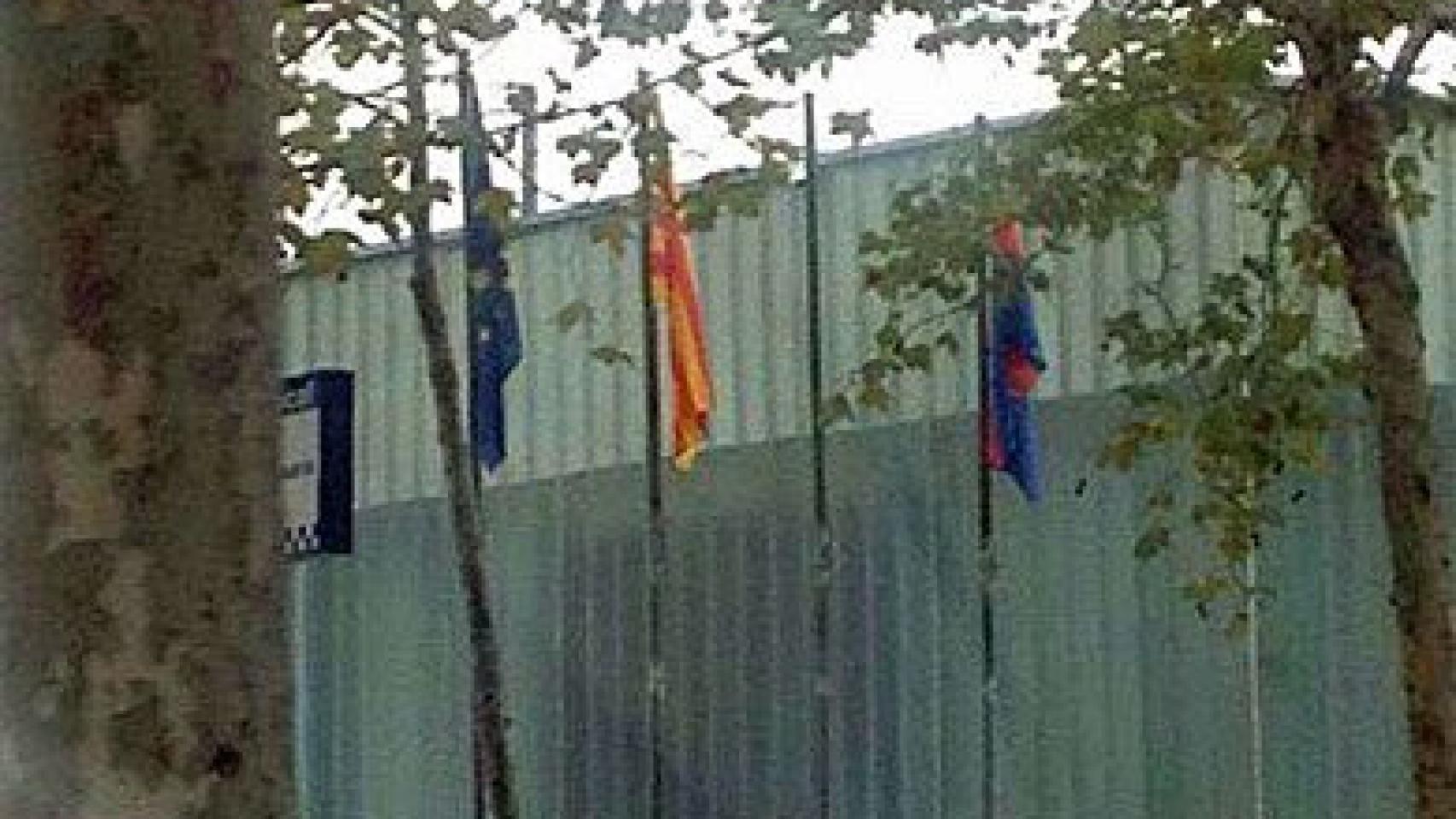Mástiles de la comisaría de la policía local de Mataró, de los que ha desaparecido la bandera de España por tercera vez en los últimos meses