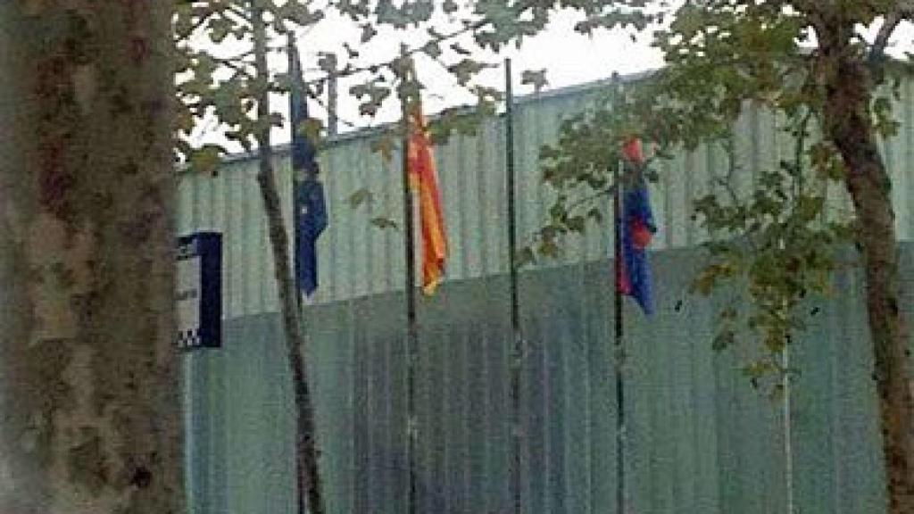 Mástiles de la comisaría de la policía local de Mataró, de los que ha desaparecido la bandera de España por tercera vez en los últimos meses