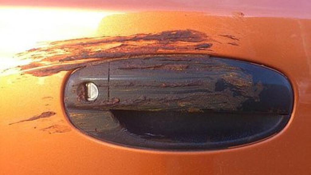 Maneta del coche de la dirigente de C's con excrementos esparcidos